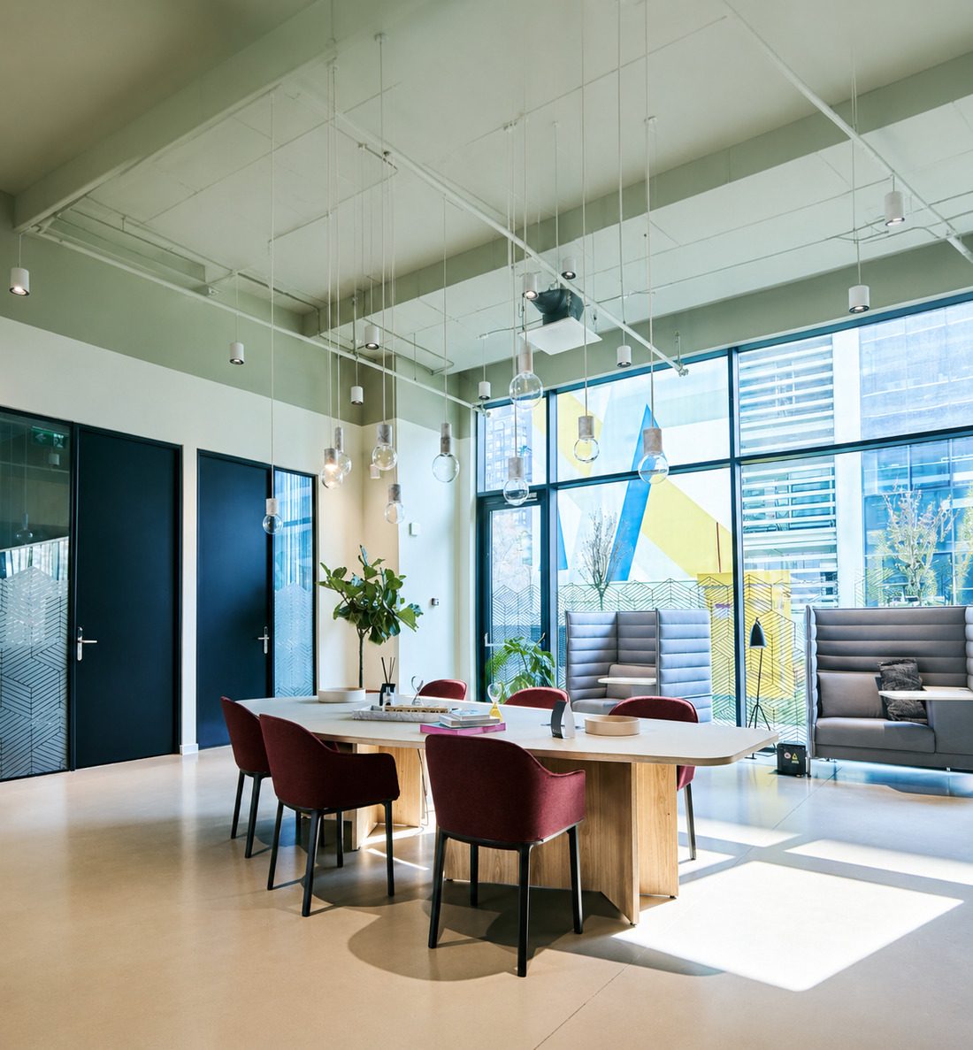 Không gian Work Hub ngập ánh sáng tự nhiên